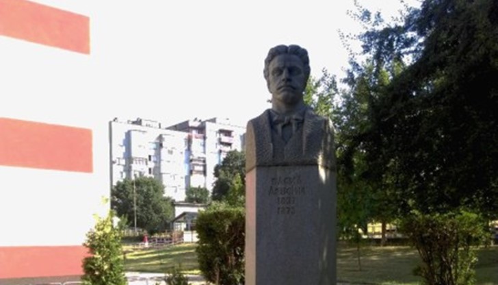 Поднесоха цветя пред бюст-паметника на Васил Левски в едноименното русенсо училище Поднесоха цветя пред бюст-паметника на Васил Левски в едноименното русенсо училище