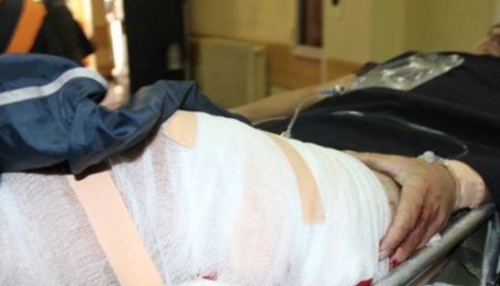 Раненият е откаран в болница с куршум в крака си Раненият е откаран в болница с куршум в крака си