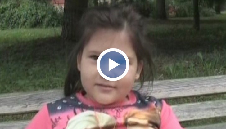 Момиченцето страда от тежко заболяване на гръбначния стълб и не може да ходи