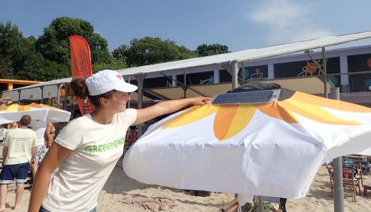 „Морски слънчогледи“ - чадърите предоставят безплатни соларни зарядни станции за електронни устройства