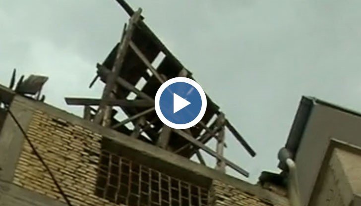 От покрива на незавършената сграда падат строителни елементи