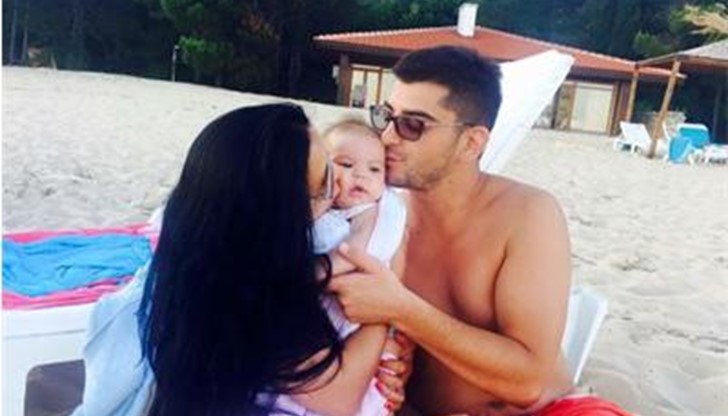 Това е първата среща на 4-месечното момиченце с голямото море