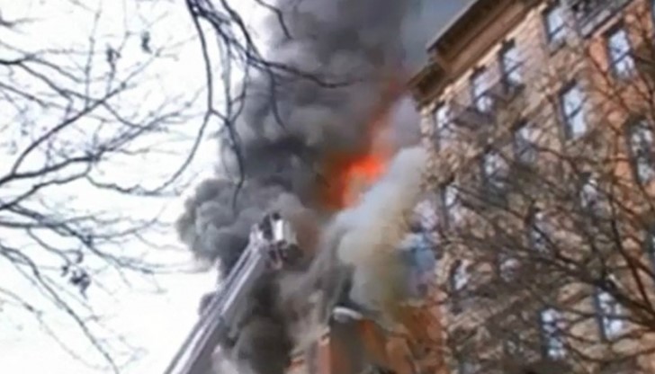 На място са изпратени два екипа на пожарната