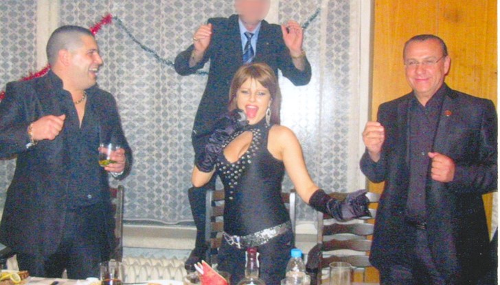 Бившият ректор на Свищовската академия Величко Адамов в компанията на чалга певица и Красьо Черния