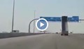 Камион с вдигната кофа отнесе пътен знак на магистрала