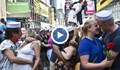 Стотици двойки се целунаха на "Таймс скуеър"