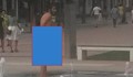 Млад мъж се къпе със сапунче на новия фонтан във Варна