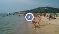 Бурното море в Кранево поглъща плажа и капанчетата