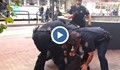 14 полицаи арестуваха бездомен мъж с ампутиран крак