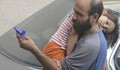 Хиляди поискаха да купят химикалка от бежанец и малката му дъщеря