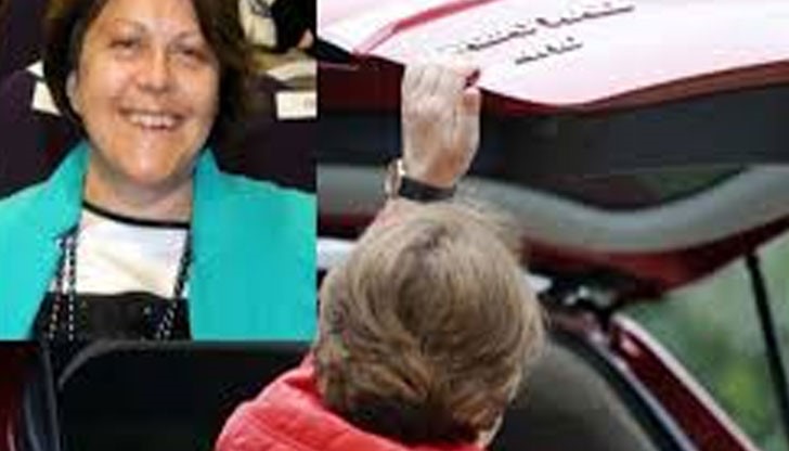 Татяна Дончева джитка из София от година с чисто новата си яркочервена кола, подарена й от бизнесмена Гриша Ганчев Татяна Дончева джитка из София от година с чисто новата си яркочервена кола, подарена й от бизнесмена Гриша Ганчев