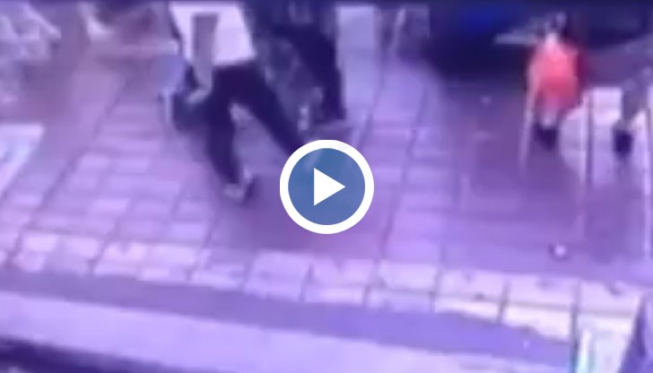 Дупката е била около десетина метра в диаметър, а дълбочината ѝ е била около 2 м