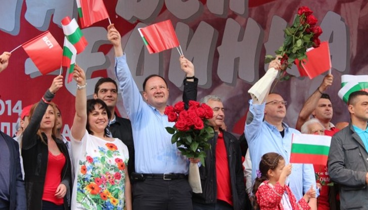 Измамените незабавно потърсили съдействието на лидера на БСП Михаил Миков Измамените незабавно потърсили съдействието на лидера на БСП Михаил Миков