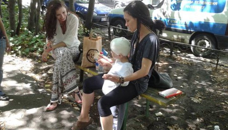 Майката и пребитото от "гледачите" момченце вярват, че лошото е вече зад гърба им Майката и пребитото от "гледачите" момченце вярват, че лошото е вече зад гърба им