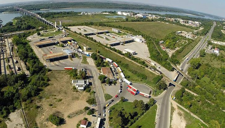 Летният сезон, камионите и летището в Букурещ са основните причини, които водят до задръстванията на Дунав мост