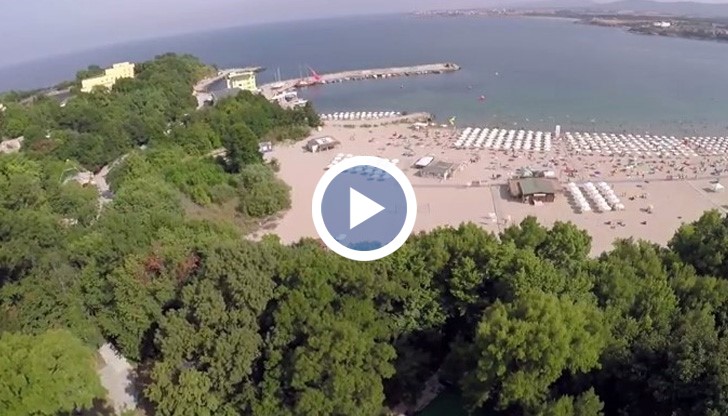 Спиращото дъха видео завършва с впечатляващата гледка на красивия залез над полуостров Атлиман