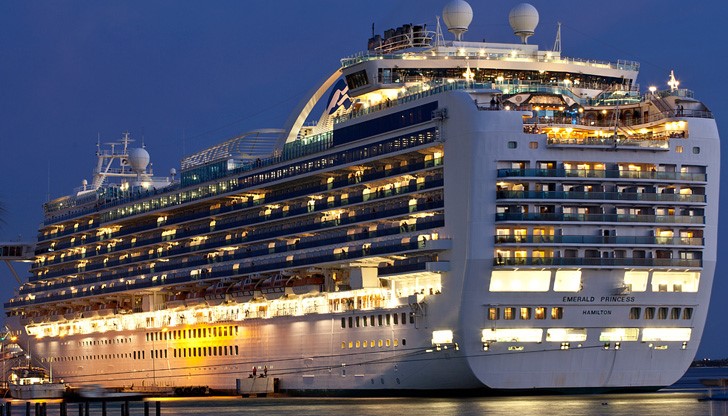 Това е най-големият круизен кораб, посещавал Черно море Това е най-големият круизен кораб, посещавал Черно море