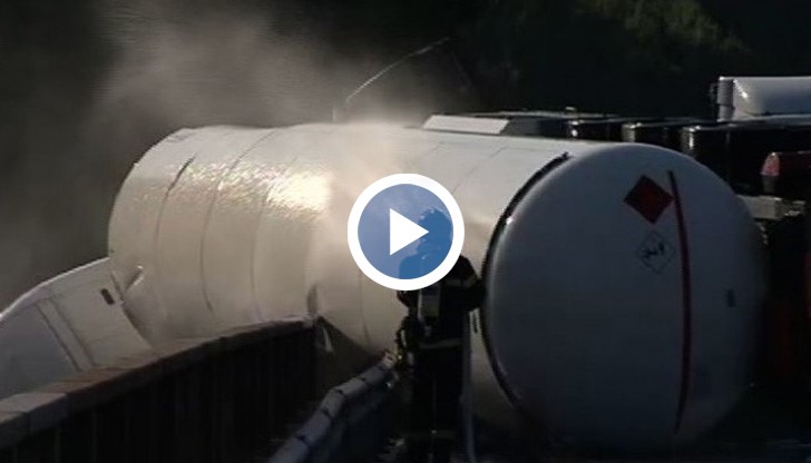 Очевидци: Шофьорът молеше за помощ, колегите му разказаха, че е спукал гума и затова е минал през мантинелите