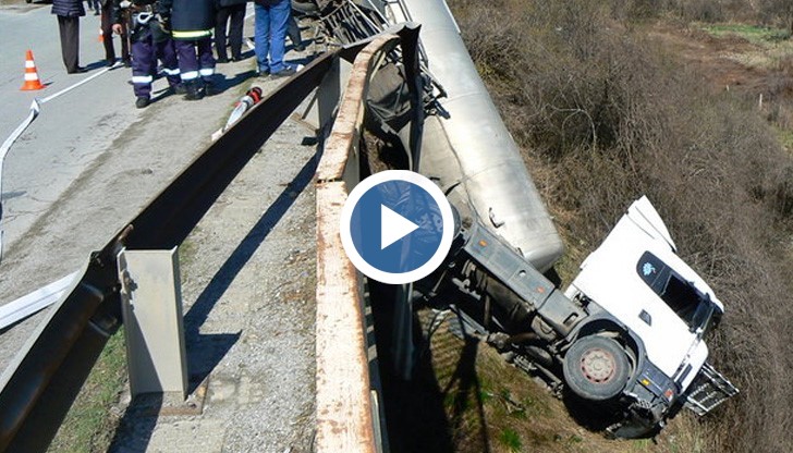 Шофьорът е спасен и няма опасност за живота му