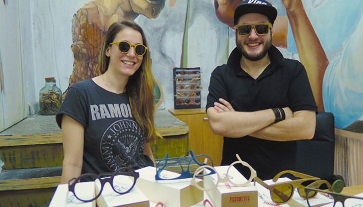 dWood е  първата българска марка за ръчно изработени дървени слънчеви очила