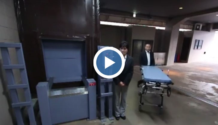 В хотелът има специален асансьор, с който телата се отнасят по етажите