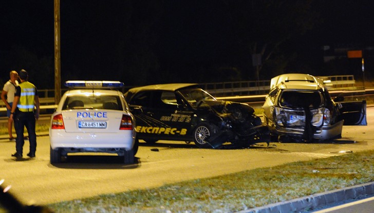 Мъж е жена са се блъснали челно с фолксвагена си в другата кола