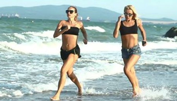 Невероятен сексапил демонстрираха на плажа водещите на „Х фактор” Мария Игнатова и Алекс Раева Невероятен сексапил демонстрираха на плажа водещите на „Х фактор” Мария Игнатова и Алекс Раева