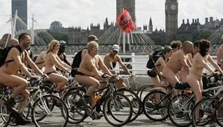 Полуголи протестиращи преминаха през град Ватерло, Онтарио, в защита правото на жените да ходят голи до кръста Полуголи протестиращи преминаха през град Ватерло, Онтарио, в защита правото на жените да ходят голи до кръста