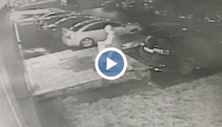 Бандитът прониква в трезора, но забравил какво прави, сваля качулката си и звъни на съучастници