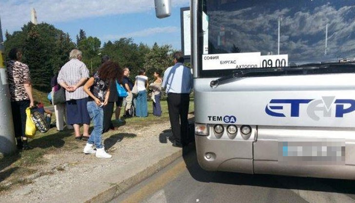 Няколко солидни мъже с мъка успели да неутрализират подивялата жена Няколко солидни мъже с мъка успели да неутрализират подивялата жена
