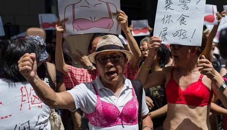 Над 200 мъже, носещи сутиени, излязоха на протест в Хонконг