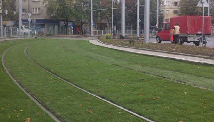 По "зелените" релси се движат трамваите от ремонтирания участък от Руски паметник