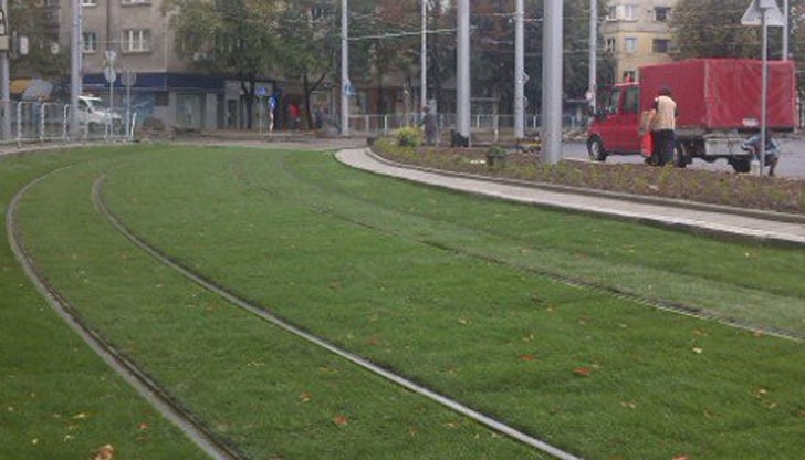 По "зелените" релси се движат трамваите от ремонтирания участък от Руски паметник