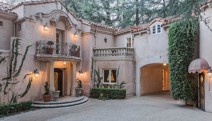 Къща e в стил италианско палацо, построена за Кевин Костнър и по негова идея