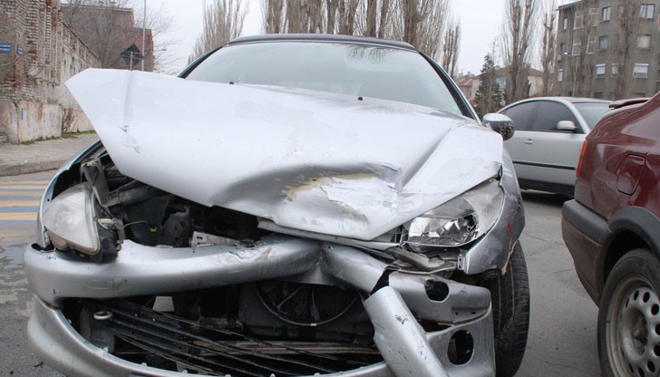 Лек автомобил "Пежо 206" е напуснал пътното платно и се е блъснал в предпазни метални пана / Снимката е илюстративна