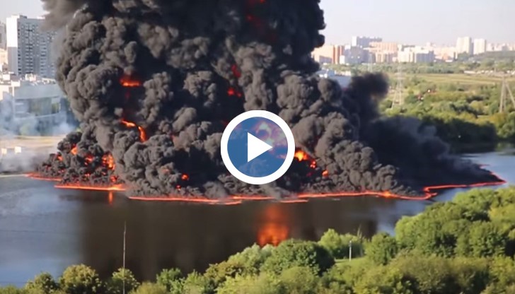 Петролен разлив по река Москва се запали и изпрати огромен облак черен дим в небето