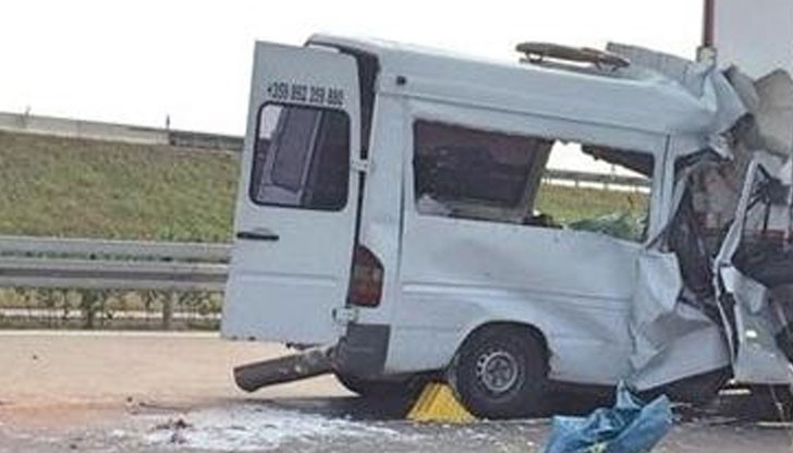 Жертвите – трима мъже и три жени – са пътували в микробус, който се е врязал в камион