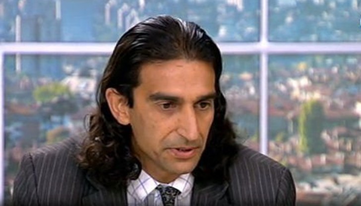 Ром: "Заяви ми се, че влизането е с клубни карти." Ром: "Заяви ми се, че влизането е с клубни карти."