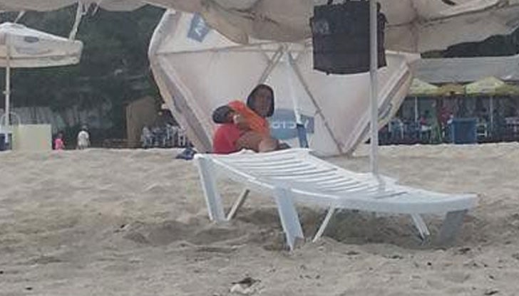 Свидетелка е снимала как мъжът, докато трябва да спасява човешки животи, отмаря на сянка Свидетелка е снимала как мъжът, докато трябва да спасява човешки животи, отмаря на сянка