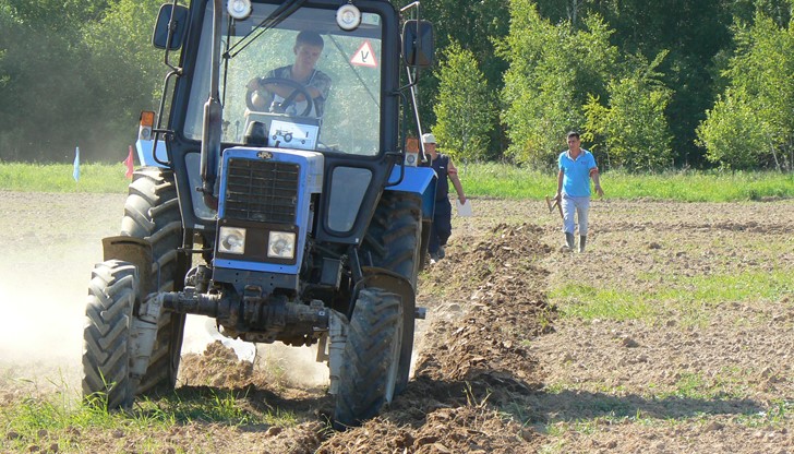 Тракторист се е натъкнал на 60-сантиметрова бомба с формата на бухалка Тракторист се е натъкнал на 60-сантиметрова бомба с формата на бухалка