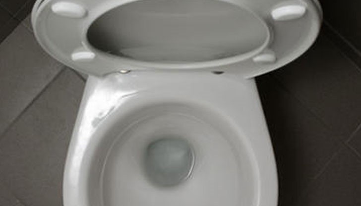 Водната струя разпръсква частици от това, което е в тоалетната из цялото помещение