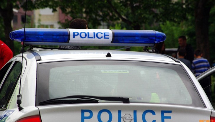 Мотоциклетът е марка "Ямаха" с русенска регистрация, червен и бял на цвят Мотоциклетът е марка "Ямаха" с русенска регистрация, червен и бял на цвят