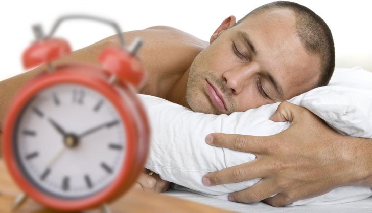 Властите в Англия ще предложат на хората на възраст между 40 и 60 години да прекарват повече време в леглото