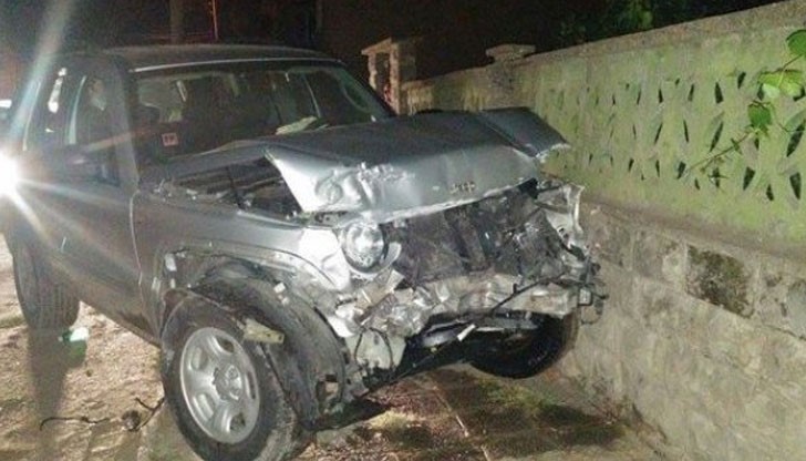 Автомобилът не могъл да вземе завой и последвала катастрофата Автомобилът не могъл да вземе завой и последвала катастрофата