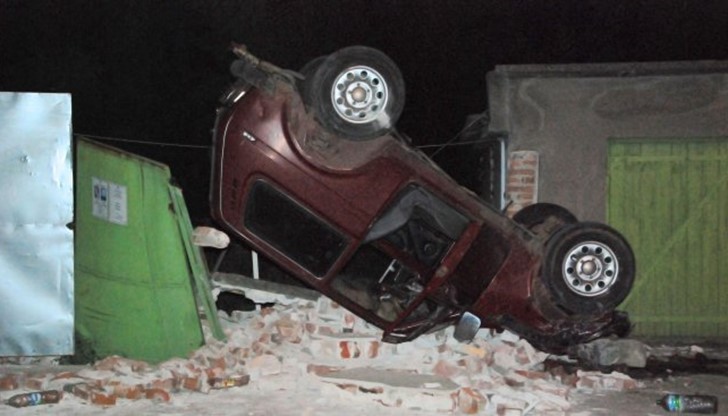 Лада паркира на покрив върху разрушена ограда