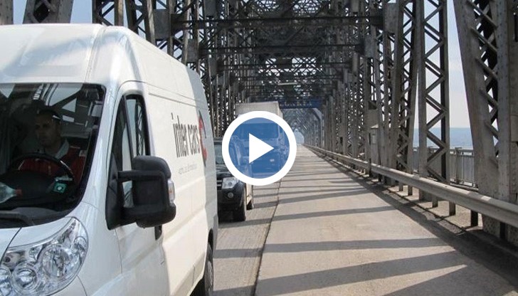 Огромни опашки се извиват на Дунав мост при Русе