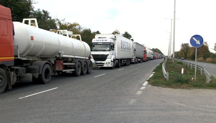 Между 30 и 60 минути отнема преминаването на Дунав мост