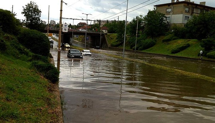 Днес сутрнита заваля летен дъждец за половин час и очаквано блокира града Днес сутрнита заваля летен дъждец за половин час и очаквано блокира града