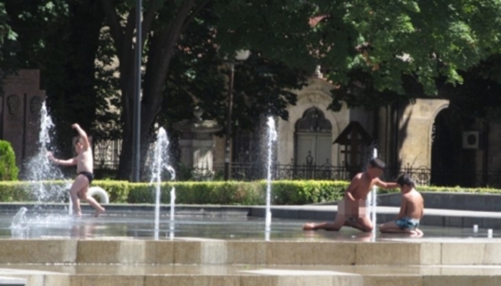 Разголени деца използват сухия фонтан в Русе