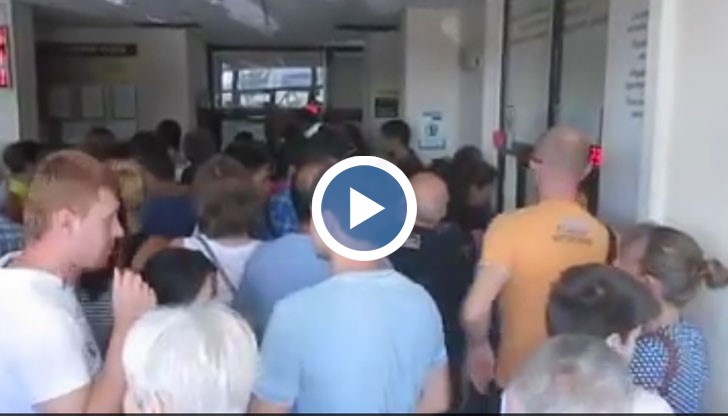 ДЪЛГО чакане при подаване на документи за лична карта и международен паспорт